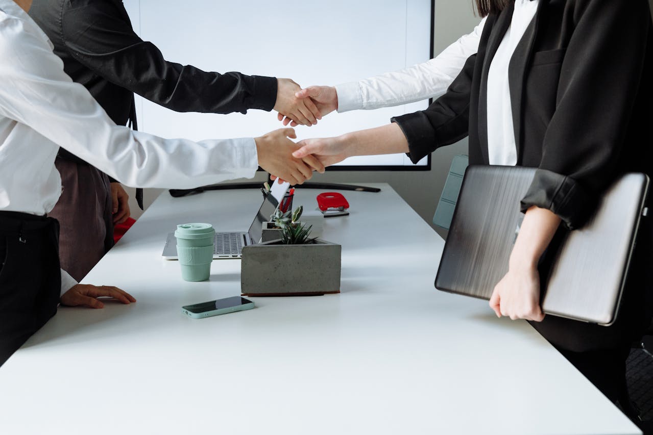 Equipe corporativa reunida discutindo estratégias e tomada de decisões em ambiente empresarial.