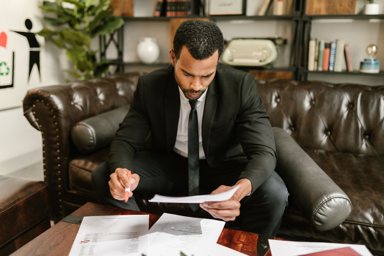 Gestores analisando indicadores e informações de diferentes áreas da empresa.